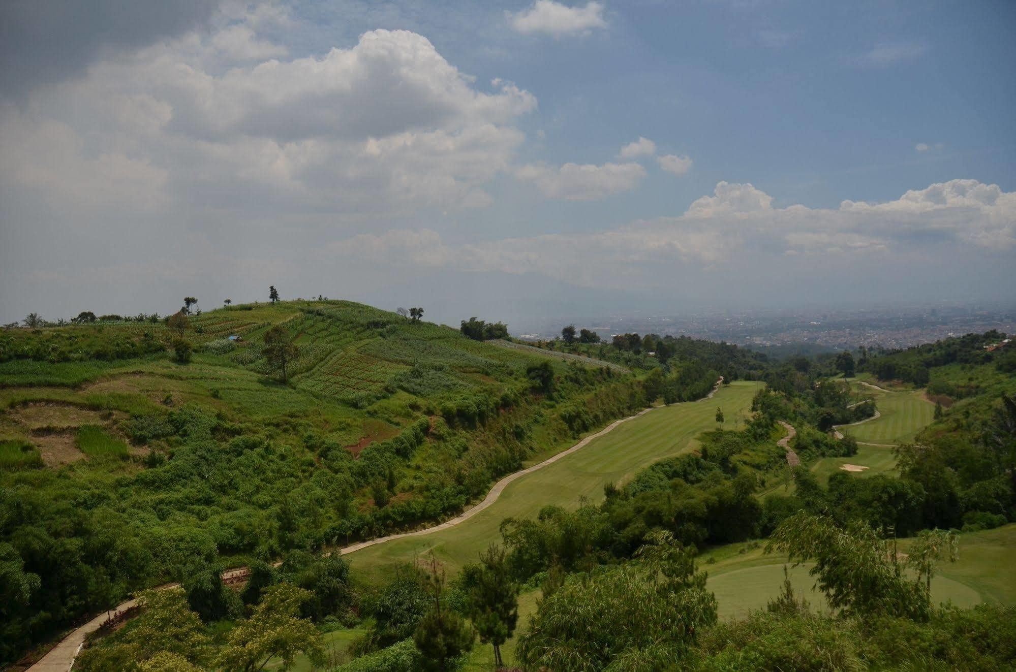 Morning Glory Mountain View 4 Bedrooms With A Private Swimming Pool Bandung